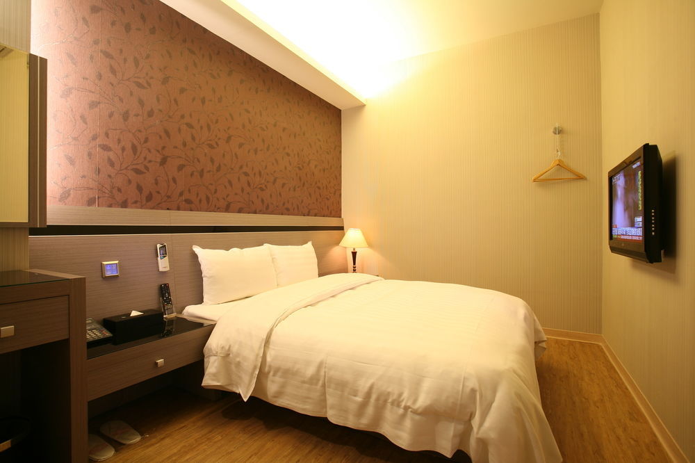 Military 75 Hotel Taichung Exterior photo