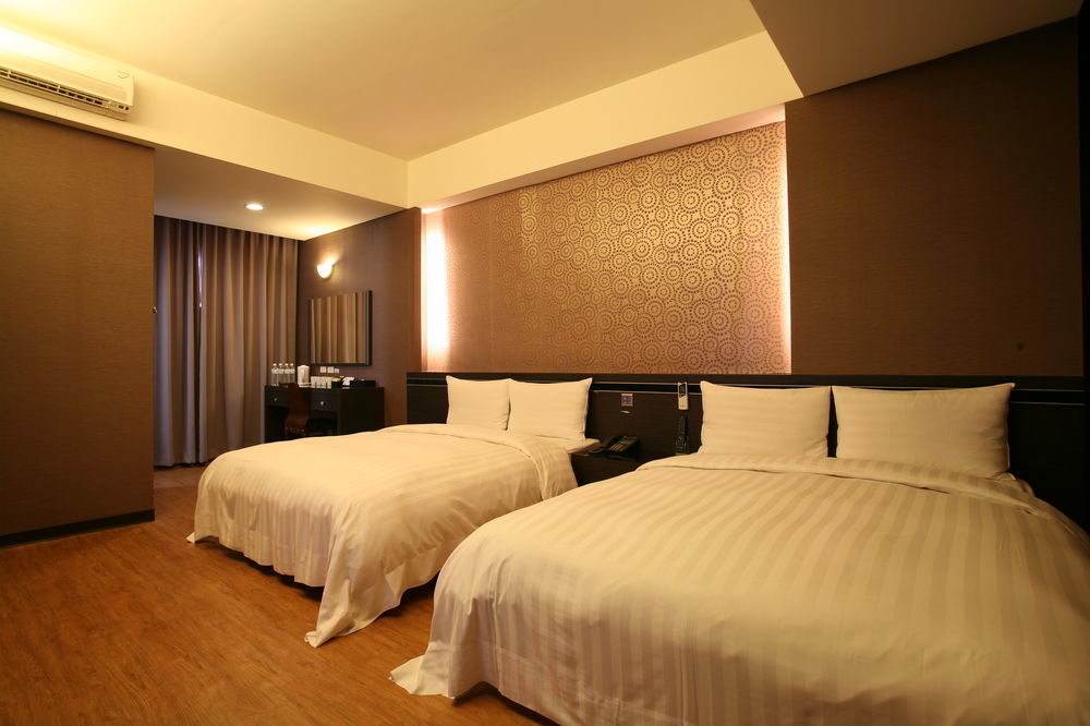 Military 75 Hotel Taichung Exterior photo