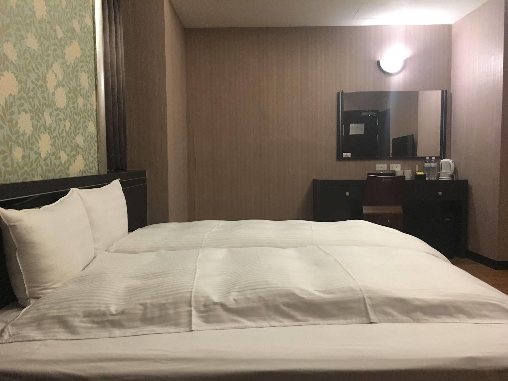 Military 75 Hotel Taichung Exterior photo